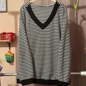 ⭐️⭐️$5 SHEIN Black and White Knit Sweater